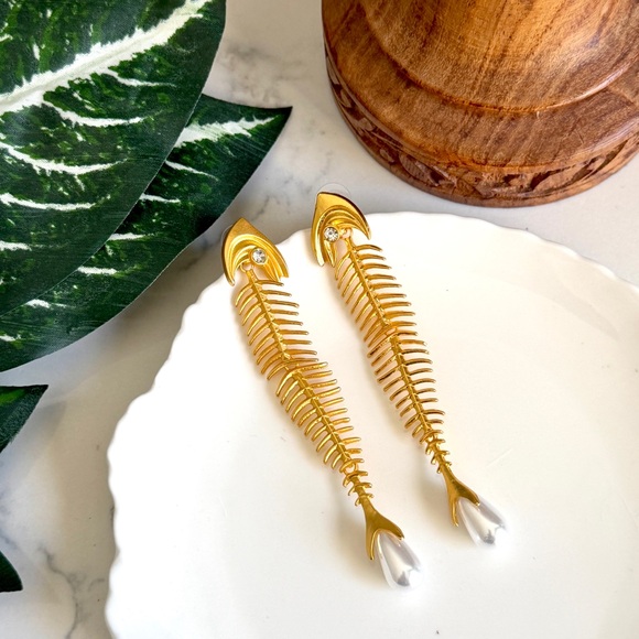 Schiaparelli Inspired Long Gold Tone Fish Skeleton Earrings Pearl Bones Jewelry - Picture 7 of 12